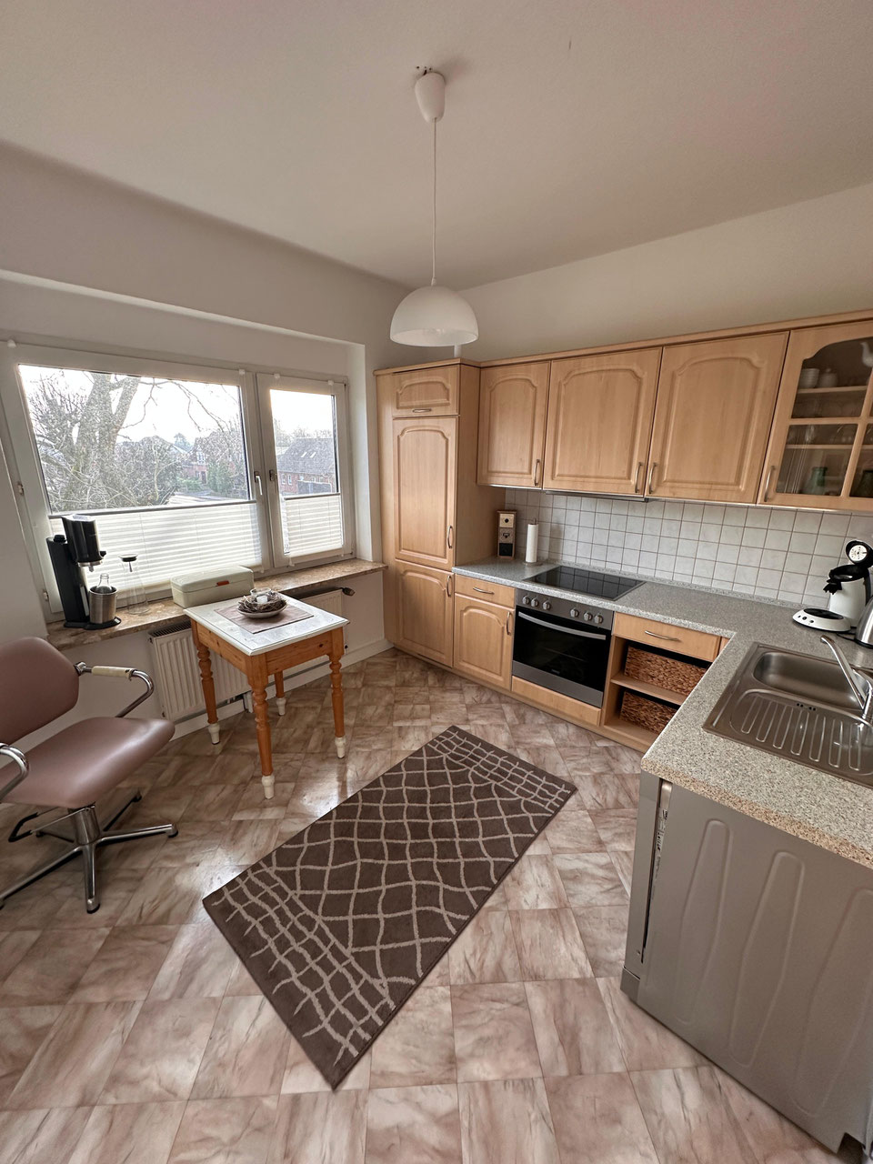 Küche mit Ceranfeld, Backofen und Spüle