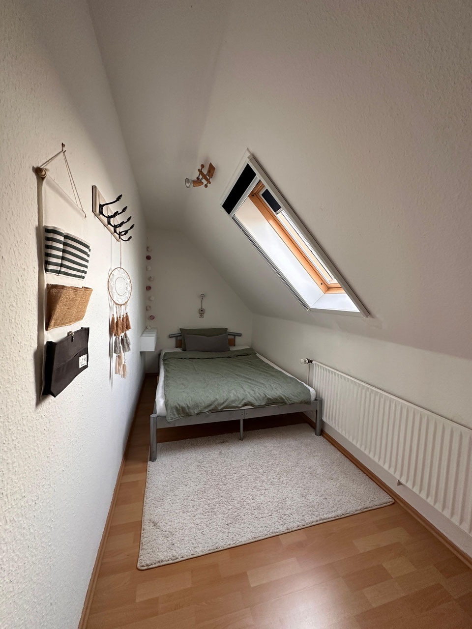 Schlafzimmer mit 140cm Bett unter Dachfenster
