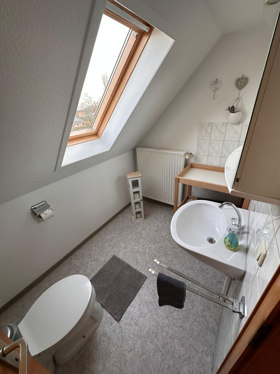 Separates WC mit Waschbecken